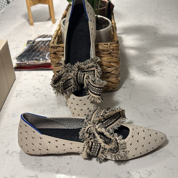 Elegant Beige Women's Shoes with Bow Detail - Picture 2 of 3